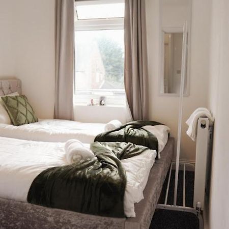 Home In Speke- 8 Mins Walk To Airport Esterno foto