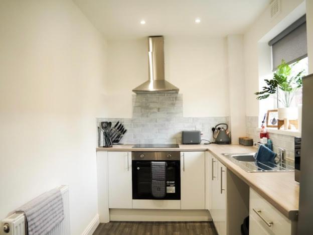 Home In Speke- 8 Mins Walk To Airport Esterno foto