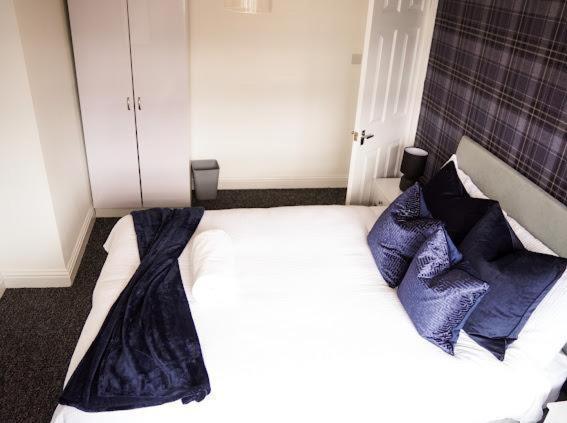 Home In Speke- 8 Mins Walk To Airport Esterno foto
