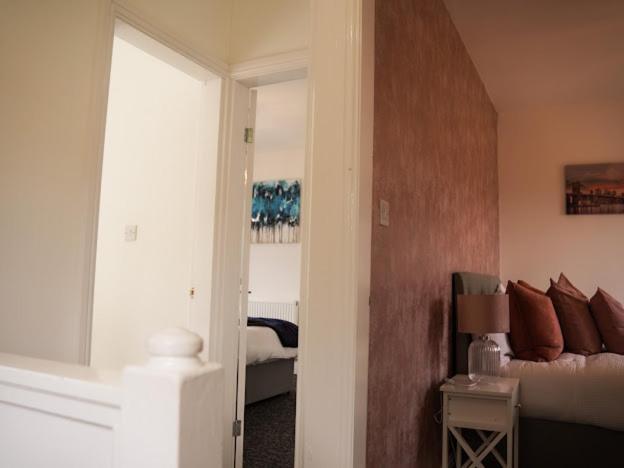 Home In Speke- 8 Mins Walk To Airport Esterno foto