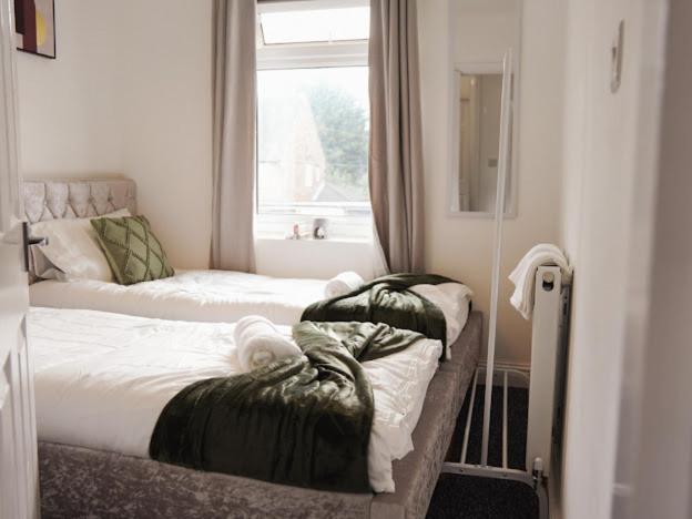 Home In Speke- 8 Mins Walk To Airport Esterno foto