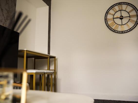 Home In Speke- 8 Mins Walk To Airport Esterno foto