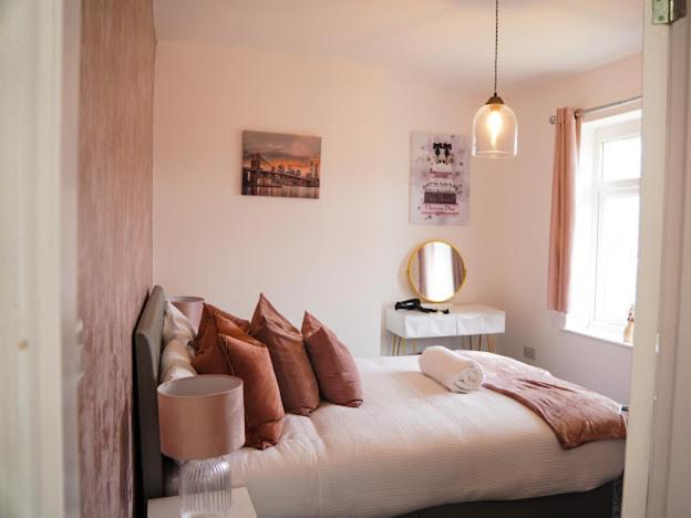 Home In Speke- 8 Mins Walk To Airport Esterno foto