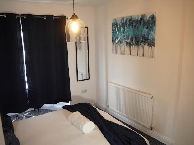 Home In Speke- 8 Mins Walk To Airport Esterno foto