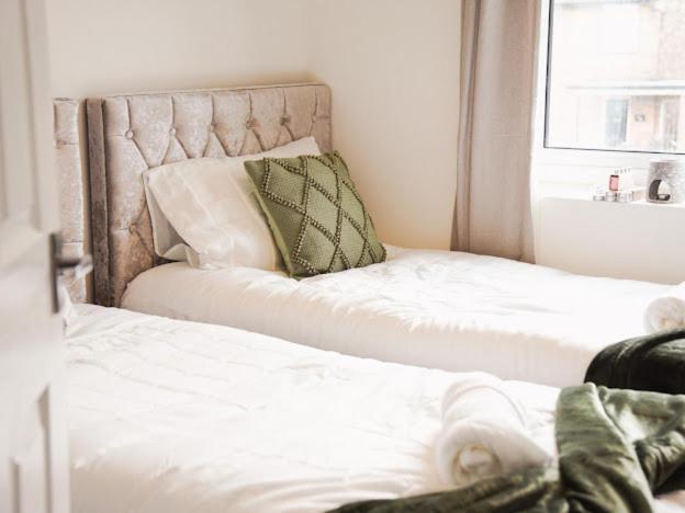 Home In Speke- 8 Mins Walk To Airport Esterno foto